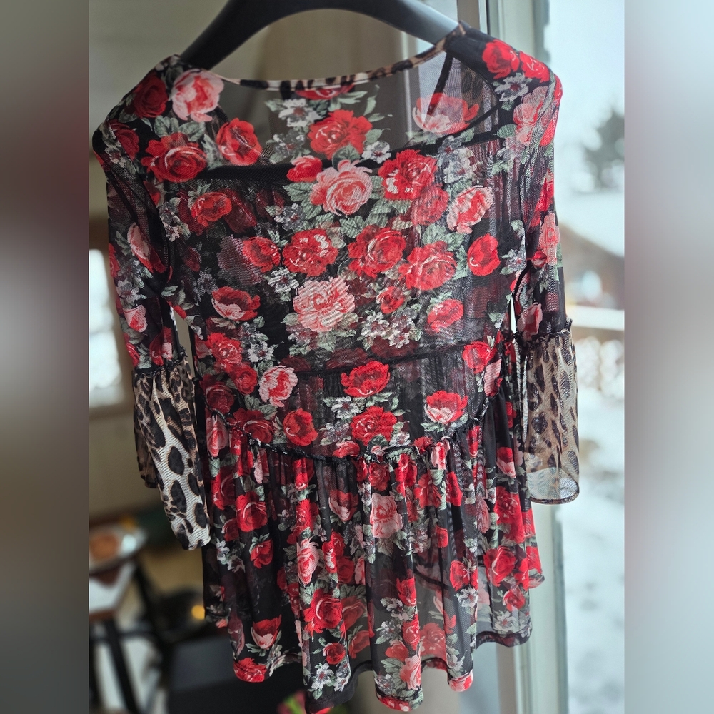 Relisted ‐------------ Como Black Sheer V Neck Roses And Leopard Small 19in P2P - Picture 8 of 8